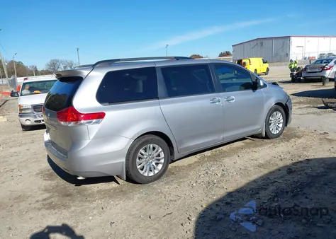 2012 Toyota Sienna Xle V6 8 Passenger z USA, uszkodzony, nr VIN 5TDYK3DC7CS199679